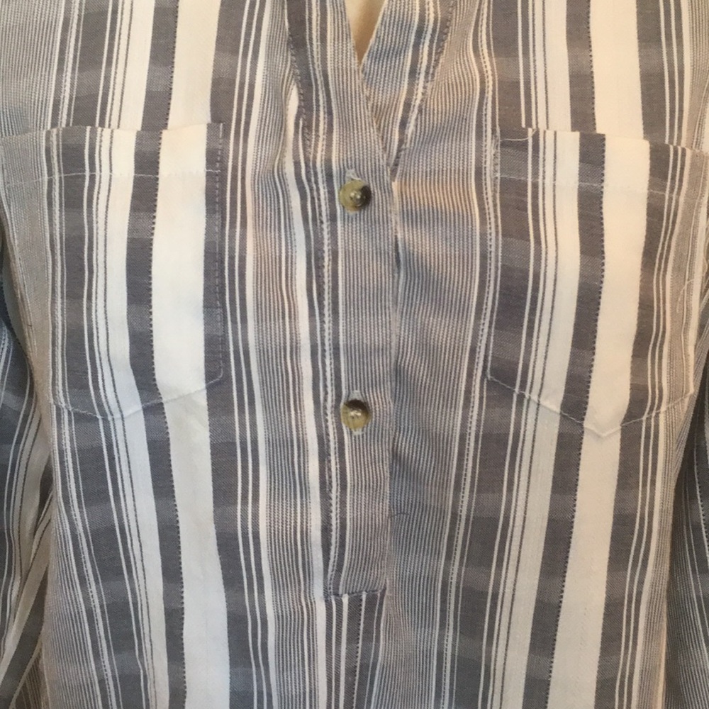 Chic Connection Blouse in Medium - Picture 4 of 13
